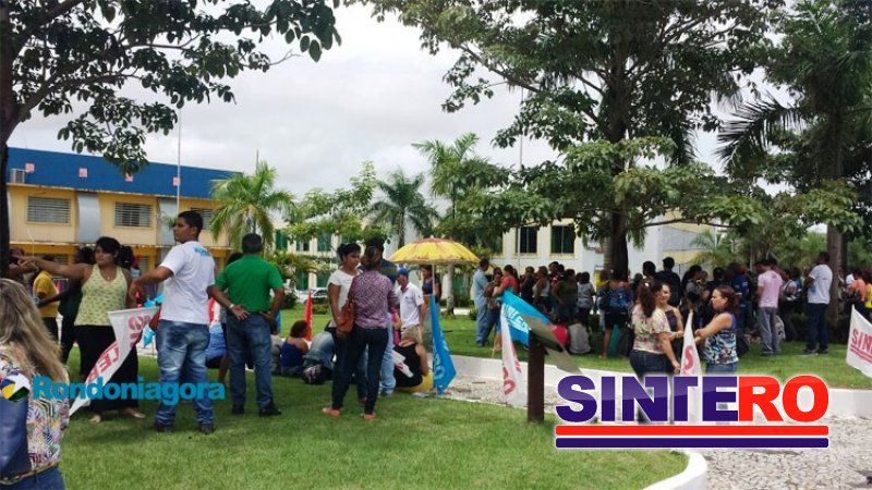 Direção do Sintero se reúne com trabalhadores da Escola Orlando