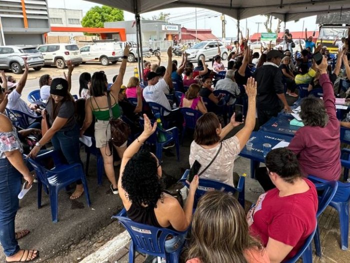 Trabalhadores em educação se reúnem em assembleia em frente a prefeitura de Porto Velho