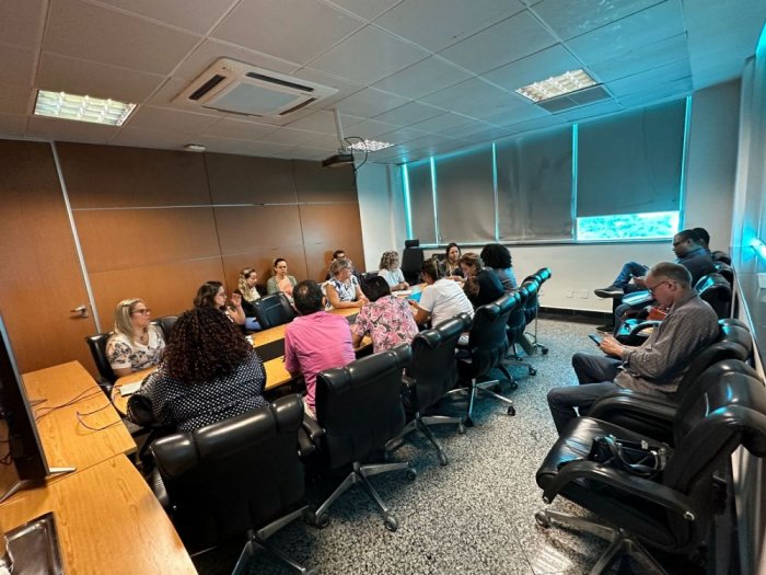 Demandas dos trabalhadores em educação são discutidas com Secretária de Estado da Educação