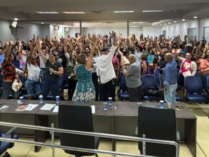 Profissionais da educação rejeitam proposta do Governo e continuam em greve