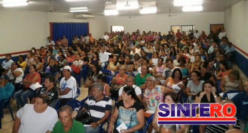Trabalhadores em educação aprovam MOÇÃO DE REPÚDIO