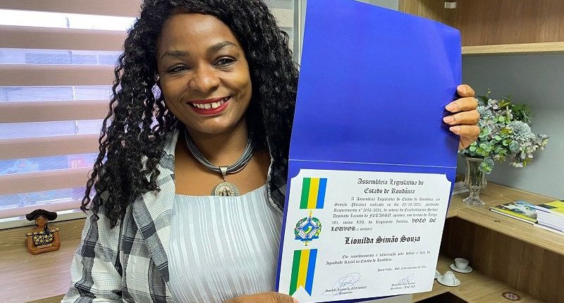 Presidenta do Sintero recebe voto de louvor em reconhecimento e valorização pela defesa e luta racial no Estado de Rondônia