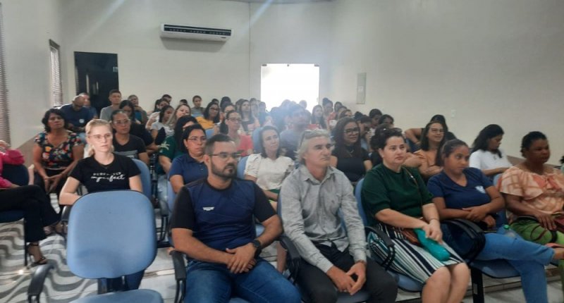 Trabalhadores em educação de Seringueiras paralisam suas atividades e reivindicam atualização de suas tabelas de vencimento