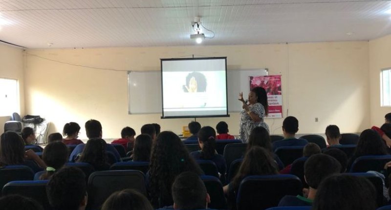 SINTERO realiza palestra sobre violência contra a mulher na Escola Jorge Vicente Salazar dos Santos