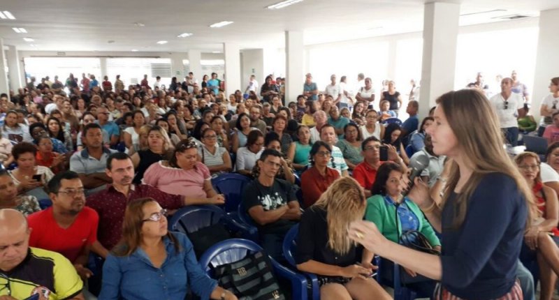Senadora Vanessa Graziotin participa de ato no Sintero e manifesta apoio à greve