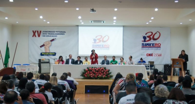 Críticas ao desmonte da educação marcam abertura do Congresso do Sintero