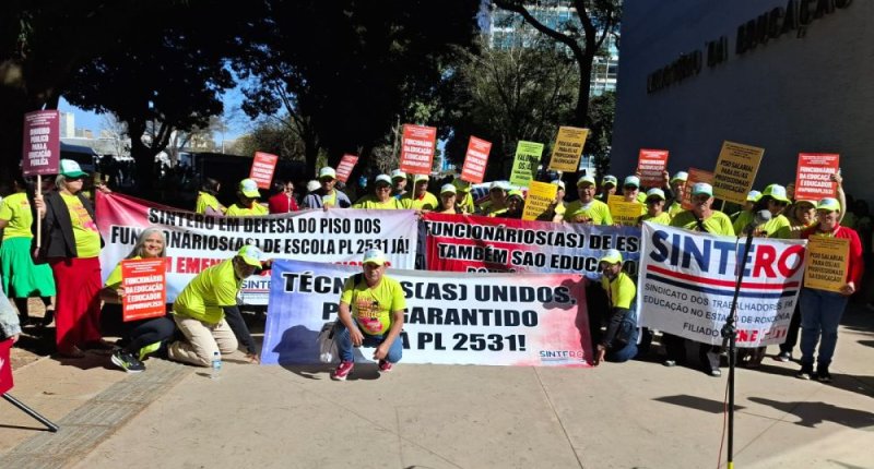 Diretores/as e filiados/as do SINTERO marcam presença em ato nacional por valorização da educação